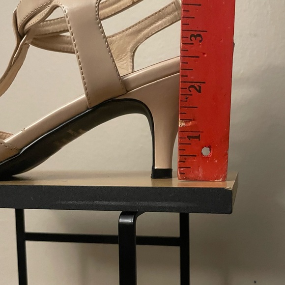 Town Shoes Chic Nude T-Strap Low Heel - Size 9 - Picture 9 of 16